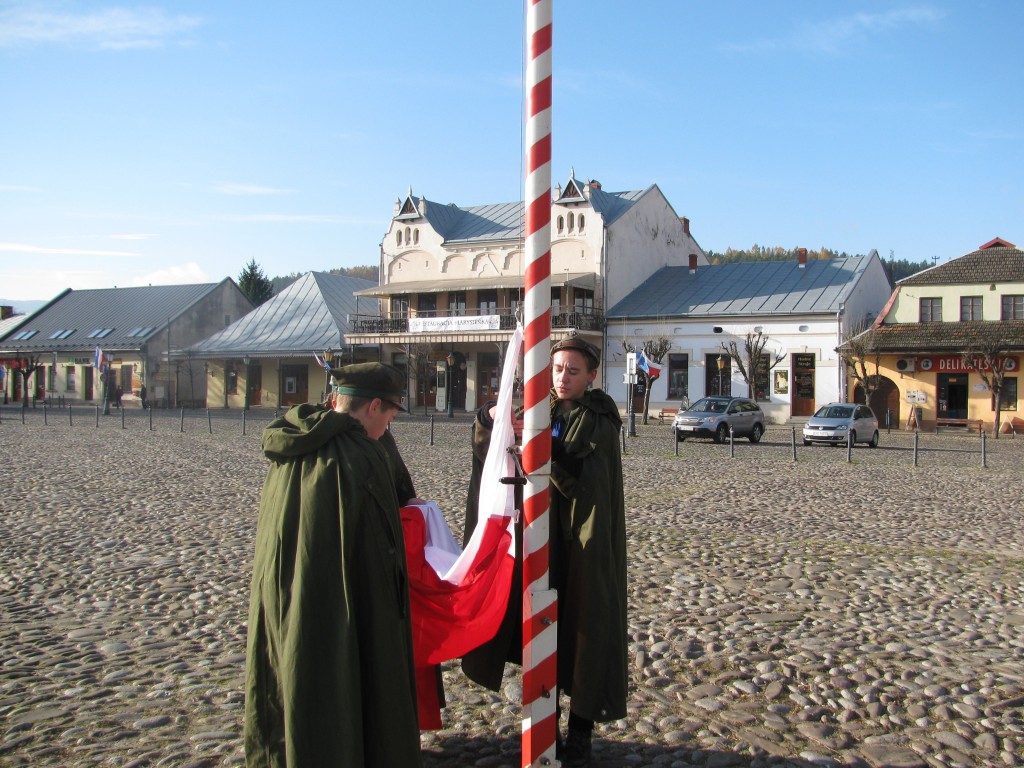 Harcerze wciągnęli flagę na maszt w dniu św. narodowego.
