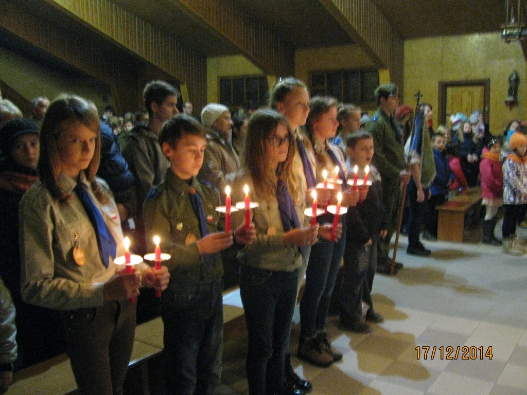 Harcerze z 5NDH Sokoły jadą na zaproszenie z Ogniem Betlejemskim do pobliskich parafii.