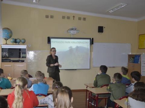 Członkowie szkolnego kola LOP poznają Popradzki Park Krajobrazowy.