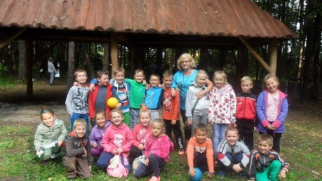 Klasy 2a, 2d i 3b wyruszają w teren przywitać Panią Jesień