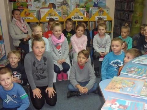 Klasa 2 A – książkowe moliki w Powiatowej i Miejsko – Gminnej Bibliotece Publicznej w Starym Sączu