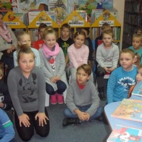 Klasa 2 A – książkowe moliki w Powiatowej i Miejsko – Gminnej Bibliotece Publicznej w Starym Sączu