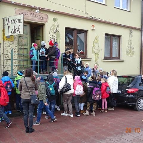 CUDA, CUDEŃKA I DZIWY – CZYLI WIZYTA KLASY 3A I 3C W MUZEUM LALEK W PILZNIE