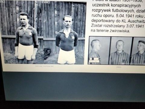 Młodzież w sesji edukacyjnej o sporcie w Auschwitz