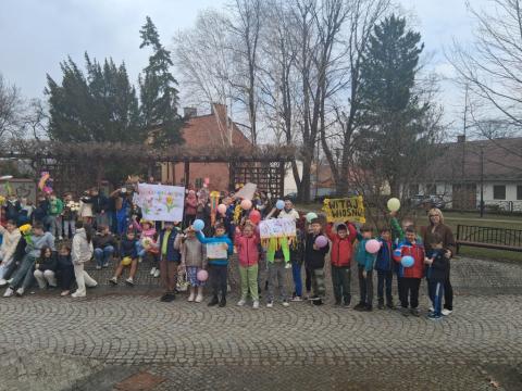 Uczniowie klas 1-3 witają wiosnę!