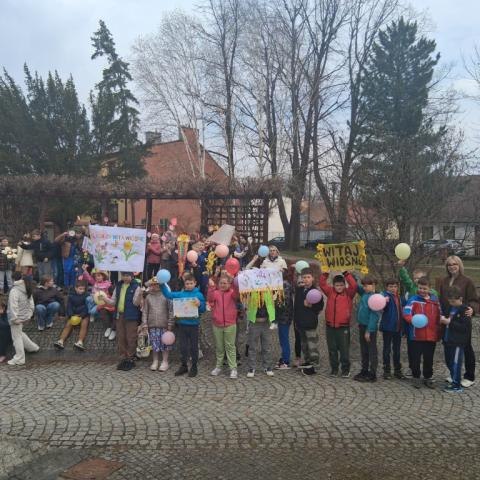 Uczniowie klas 1-3 witają wiosnę!
