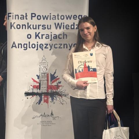 WYJĄTKOWY SUKCES NASZEJ UCZENNICY  W POWIATOWYM KONKURSIE !