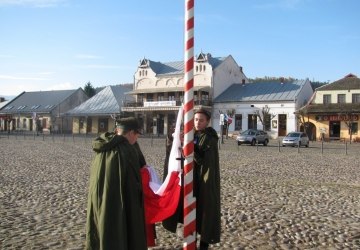 Harcerze wciągnęli flagę na maszt w dniu św. narodowego.