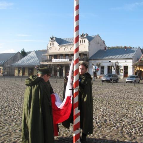 Harcerze wciągnęli flagę na maszt w dniu św. narodowego.