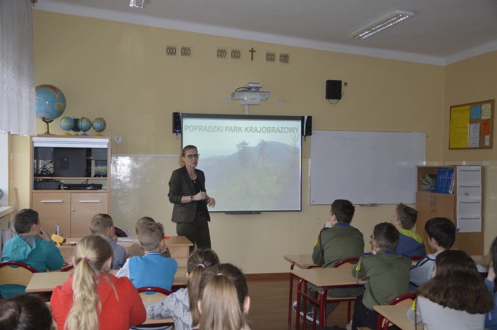 Członkowie szkolnego kola LOP poznają Popradzki Park Krajobrazowy.