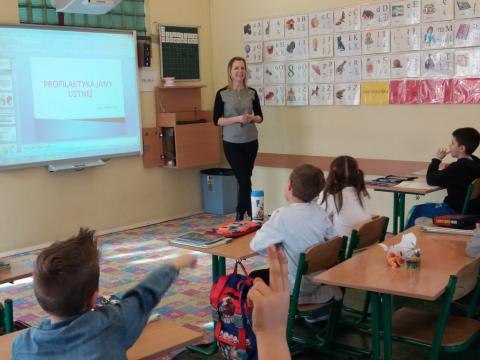 Spotkanie z higienistką stomatologiczną w klasie 2d