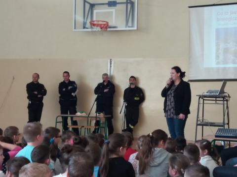 Klasa 2d uczestniczy w prelekcji  pt . „Stop wypalaniu traw! „