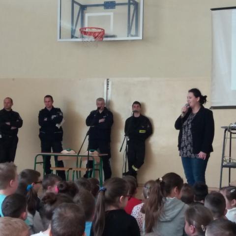 Klasa 2d uczestniczy w prelekcji  pt . „Stop wypalaniu traw! „